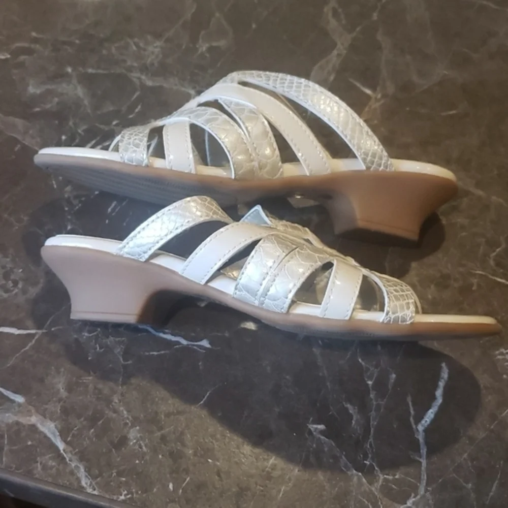 East 5th women's cream pearlescent sandals size‎ 5M